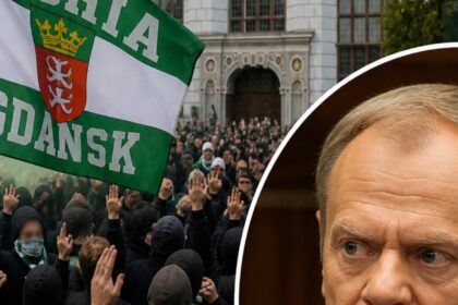 Kibice Lechii Gdańsk „pozdrawiają” premiera Tuska przed Dworem Artusa