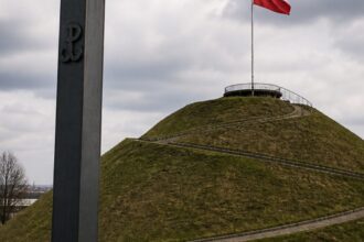 Kopiec Powstania Warszawskiego: zniszczono kolejny krzyż. Radny PiS mówi o „metodzie”