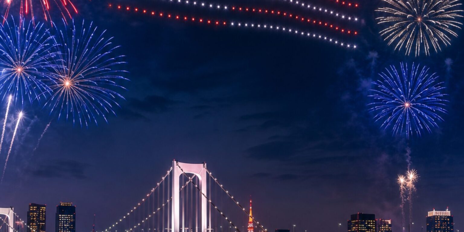 250. rocznica niepodległości USA: sztorm na Mallu, pożar przy Brooklyn Bridge i dronowe show w Tokio