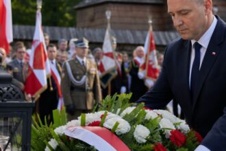 Prezydent Karol Nawrocki oddał hołd ofiarom rzezi wołyńskiej. Uroczystości w Radrużu
