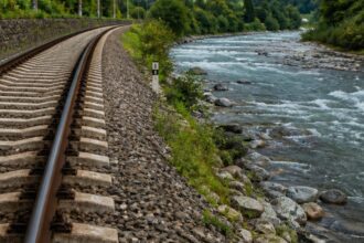 Wykolejenie pociągu towarowego w Małopolsce: część wagonów wpadła do Popradu