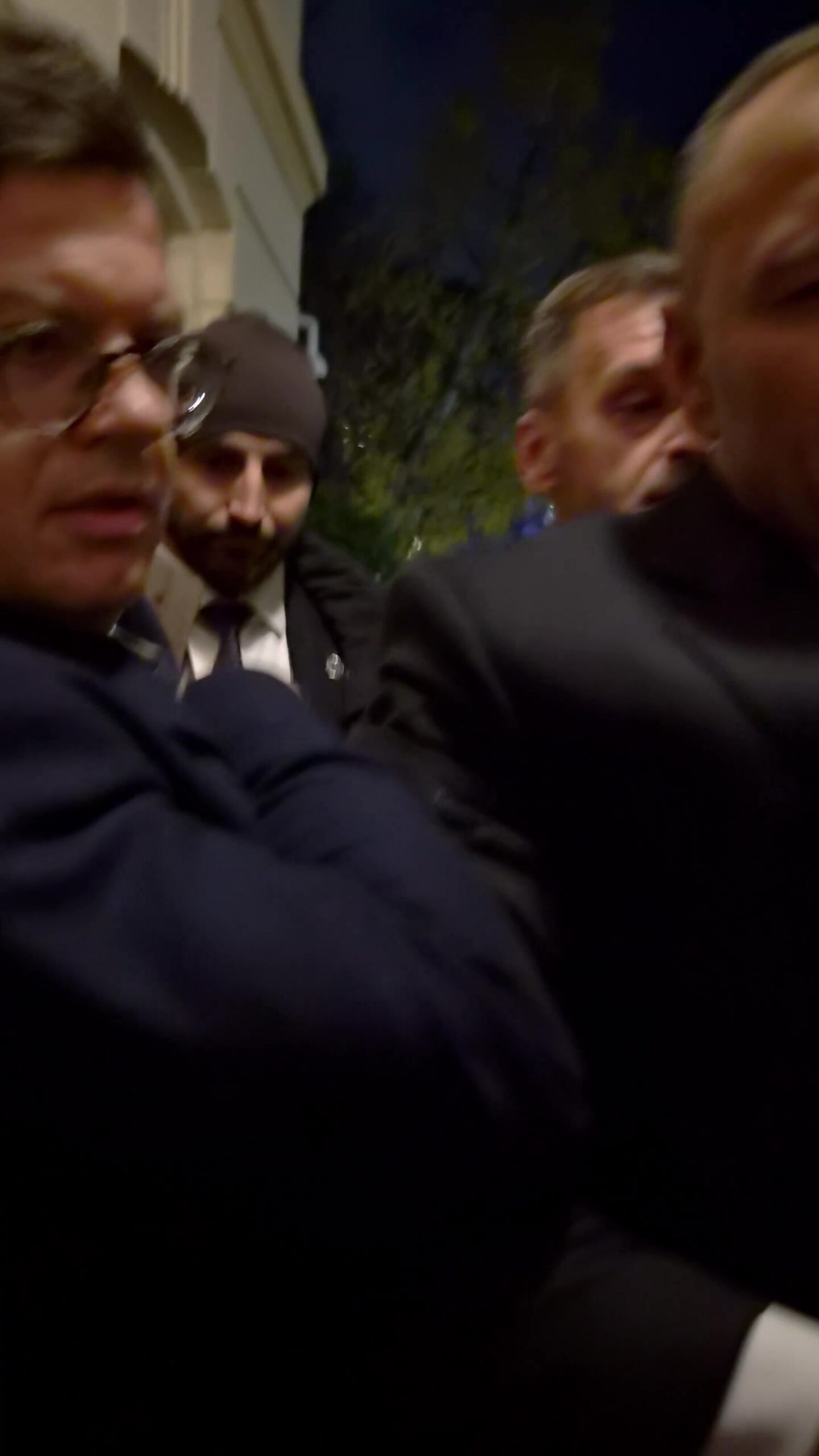 Drugi kadr z nagrania zajścia przy wejściu do Trybunału Konstytucyjnego.